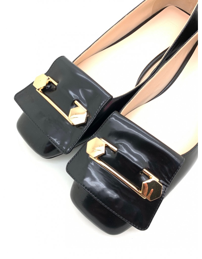 CLASSIC BLACK COWHIDE LEATHER PIN DESIGN FLATS