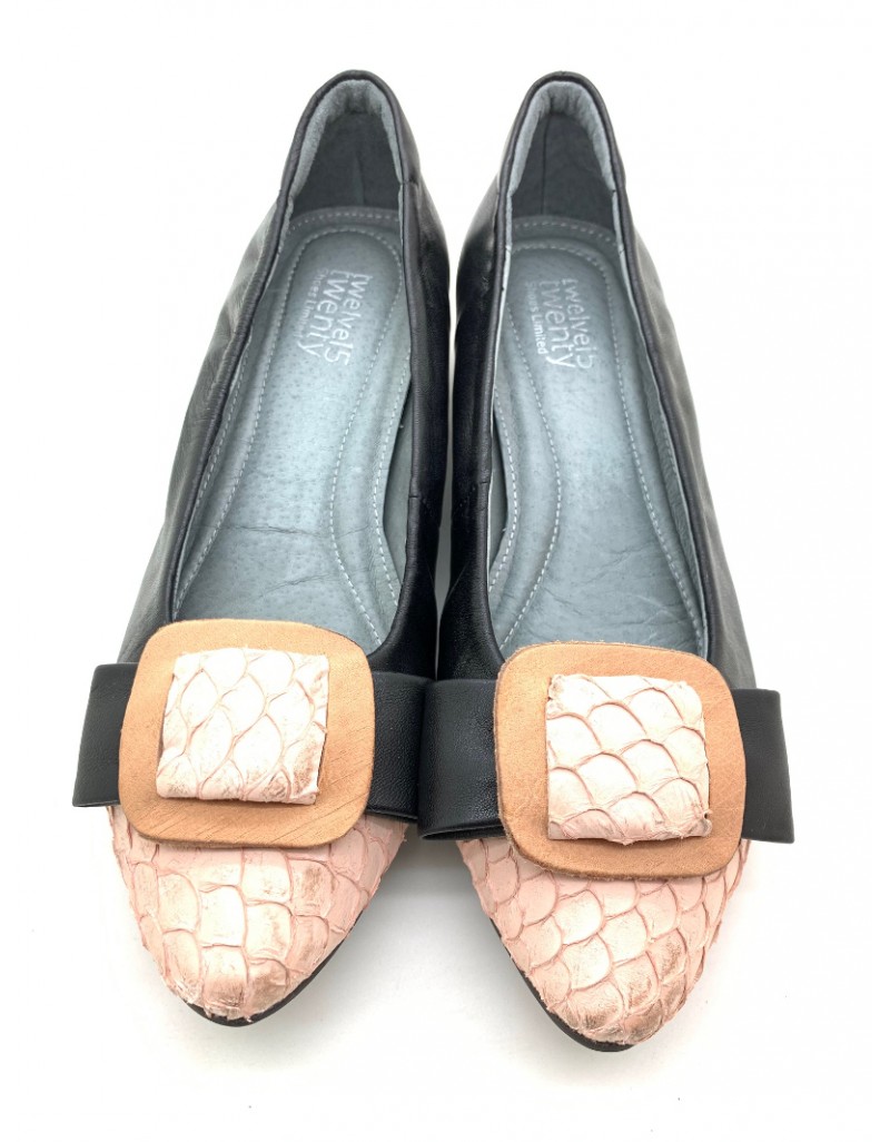 DOLLY Reissue Black Lambskin Leather with Fish Skin Leather Bow Tip Design Kitten Heels