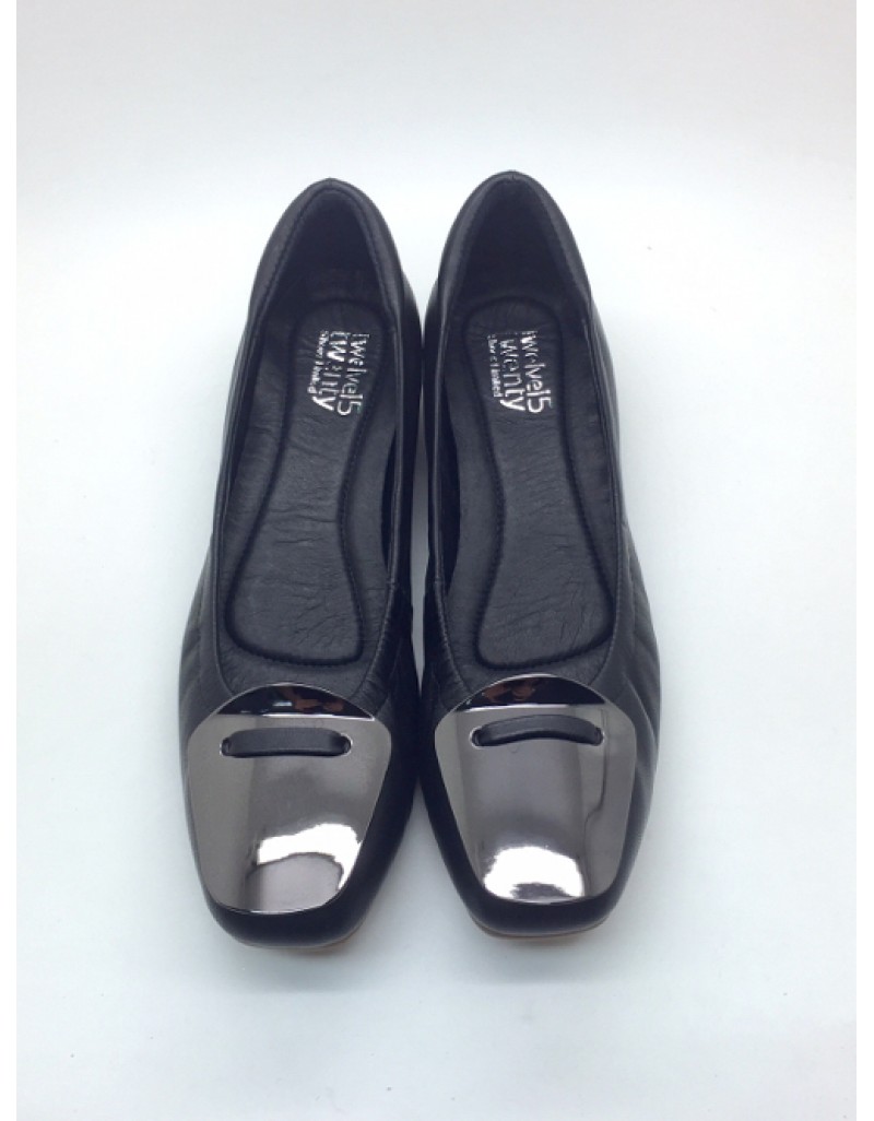 DOLLY Black Lambskin Leather Metal Plate Design Flats
